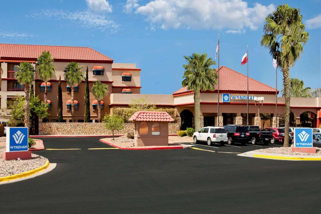 Wyndham El Paso Airport and Water Park - Best Hotels with Airport Shuttle Service in El Paso, TX