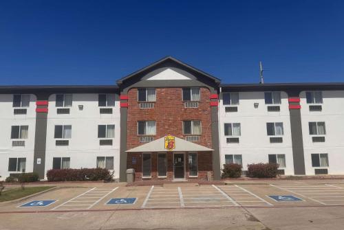 Super 8 by Wyndham College Station - Best Pet-Friendly Hotels in College Station, TX