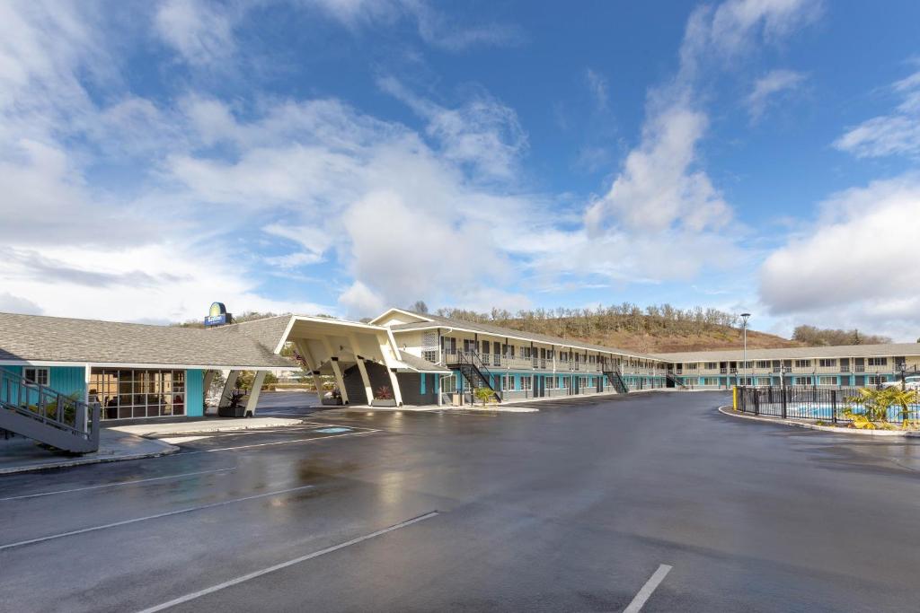 hotels with suites in Roseburg