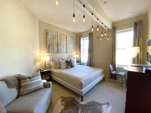 Independence Square 304, Stylish Hotel Room with Downtown Views & Great Location