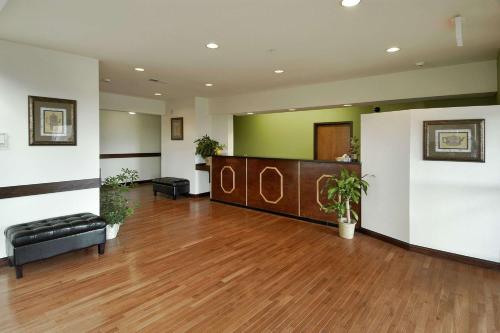 Super 8 by Wyndham Bowling Green North - Best Parking Hotels in Bowling Green, KY