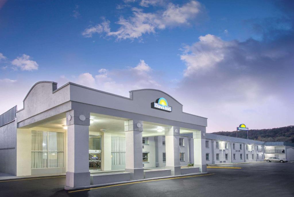 Days Inn by Wyndham Roanoke Hollins Near I-81 - Best Pool Hotels in Roanoke, VA