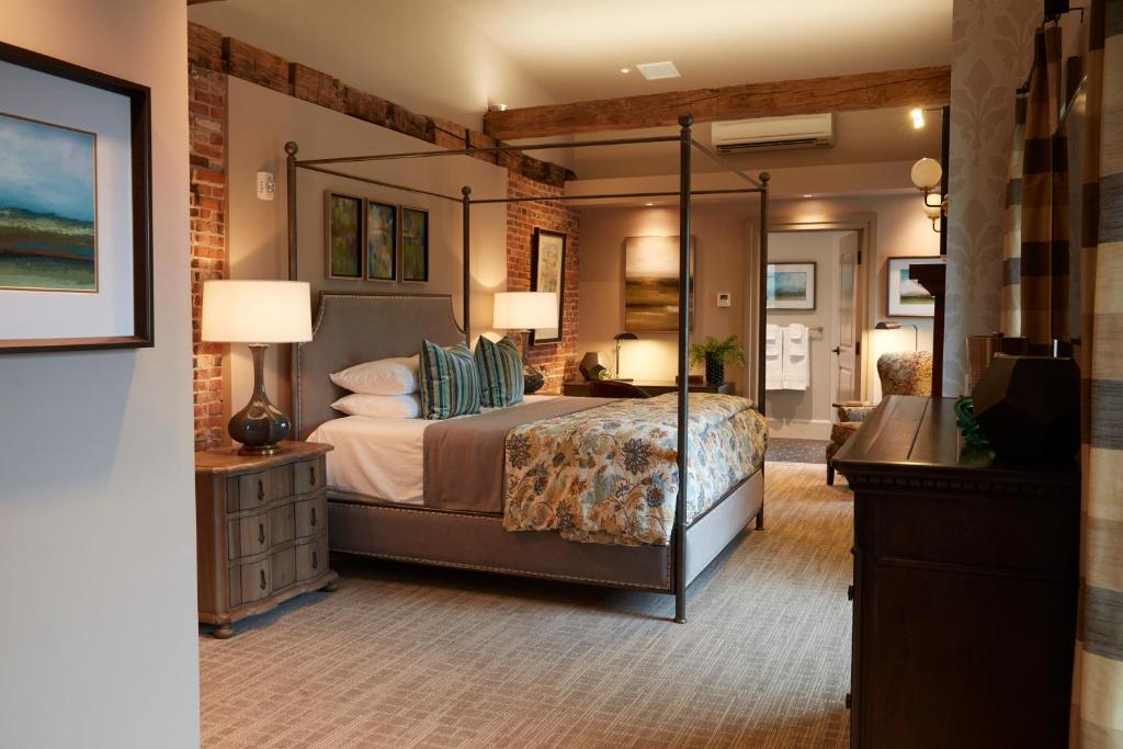 Farmer's Creekside Tavern & Inn - Best Hotels in New York State, USA