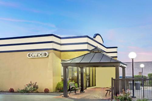 Days Inn by Wyndham Norfolk Military Circle - Best Pool Hotels in Norfolk, VA