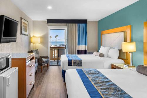 Howard Johnson by Wyndham Santa Cruz - Best Pool Hotels in Santa Cruz, CA