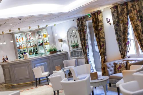 Logis Hostellerie des Clos et restaurant Bistrot des grands crus et Maison de la tour Chablis - Best Hotels in Chablis