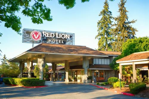 Red Lion Hotel Bellevue - Best Pool Hotels in Seattle, WA