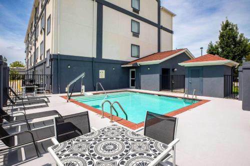Days Inn by Wyndham Baton Rouge I-10 - Best Parking Hotels in Baton Rouge, LA