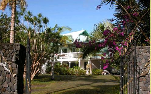 Lava Tree Tropic Inn - Best Hotels with Free Breakfast in Hawaii