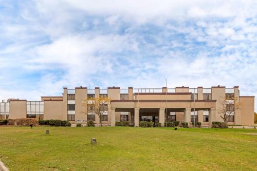 Clarion Hotel & Conference Center Lansing West - Best Parking Hotels in Lansing, MI