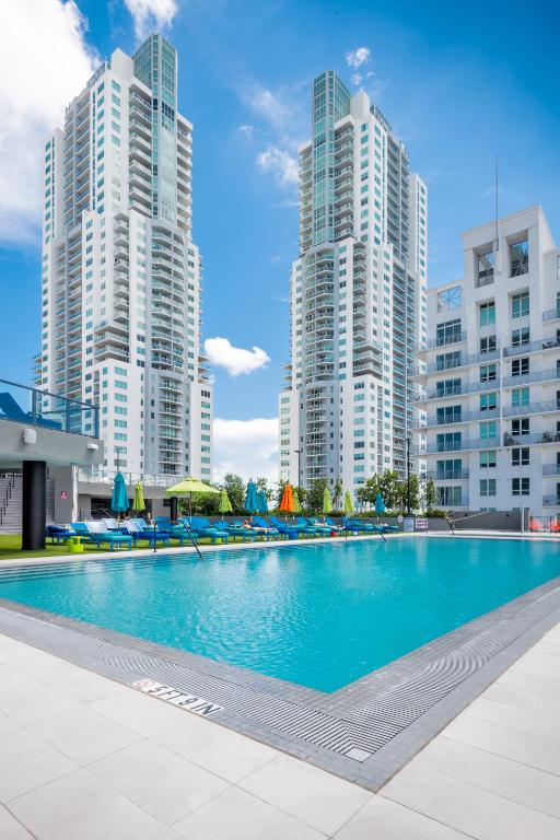 The Guild Downtown Miami - Hotels with Pools in Miami
