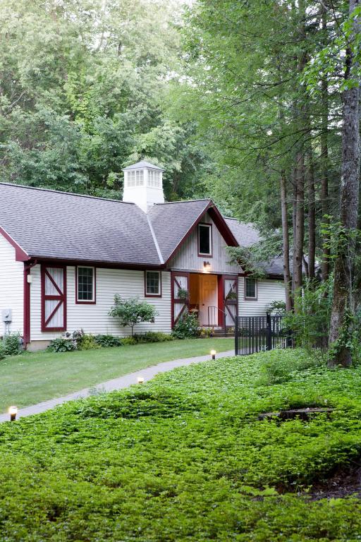 The Inn at Stockbridge - Pet Friendly Hotels in Massachusetts