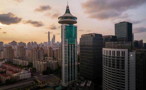 DoubleTree by Hilton Shanghai Pudong - Present welcome cookie - Best Business Hotels in Shanghai