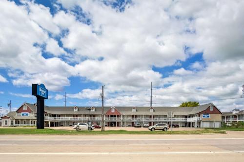 hotels with suites in Waco