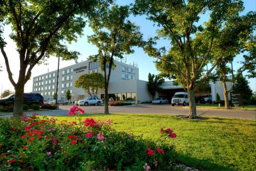 DoubleTree by Hilton Wichita Airport - Best Parking Hotels in Kansas
