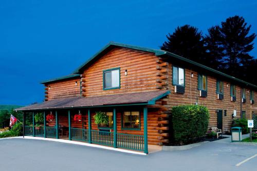 Super 8 by Wyndham Lake George/Warrensburg Area - Best Parking Hotels in Lake George, NY