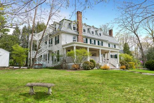 The Dewey by The Lenox Collection - Best Hotels Lenox