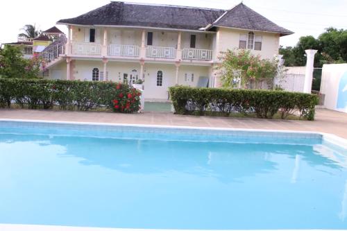 Country Manor Apartments - Jamaica Hotels on the Beach
