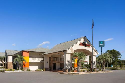 Howard Johnson by Wyndham Savannah GA - Best Pool Hotels in Savannah, GA