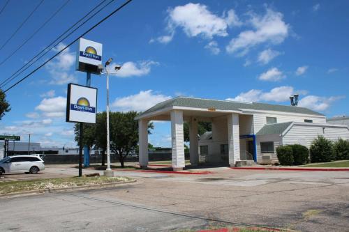 Days Inn by Wyndham Waco University Area - Best Parking Hotels in Waco, TX