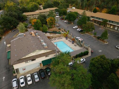 Cedar Lodge - Best Hotels in Kansas