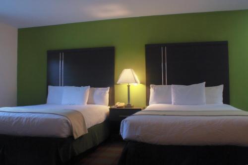 hotels with suites in Helen