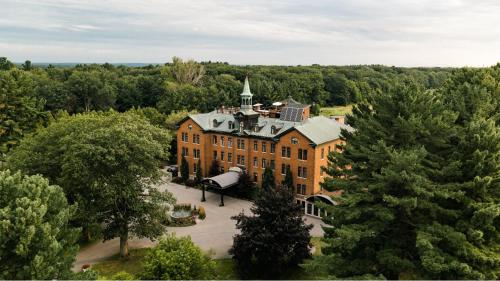 Hotel Montfort Nicolet - Best Pool Hotels in Quebec