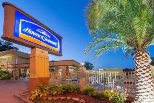 Howard Johnson by Wyndham Historic Lake Charles - Best Parking Hotels in Lake Charles, LA