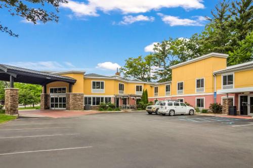 Best Western Plus Traverse City - Best Pet-Friendly Hotels in Traverse City, MI