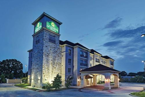 La Quinta by Wyndham DFW Airport West - Euless - Best Hotels with Airport Shuttle Service in Fort Worth, TX