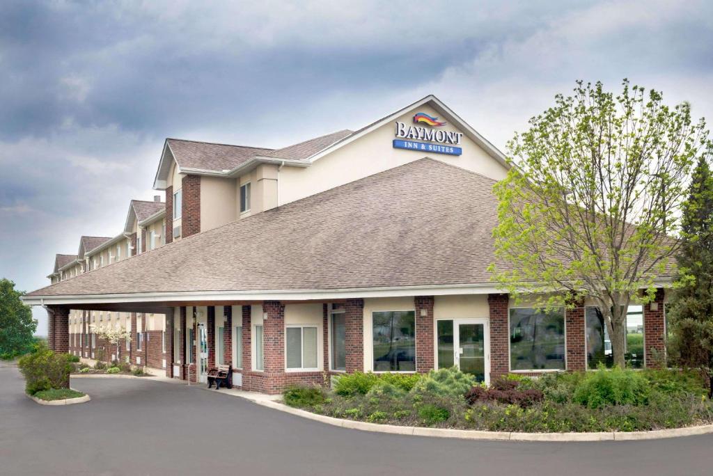 Baymont by Wyndham Columbus/Rickenbacker - Best Pool Hotels in Columbus, OH