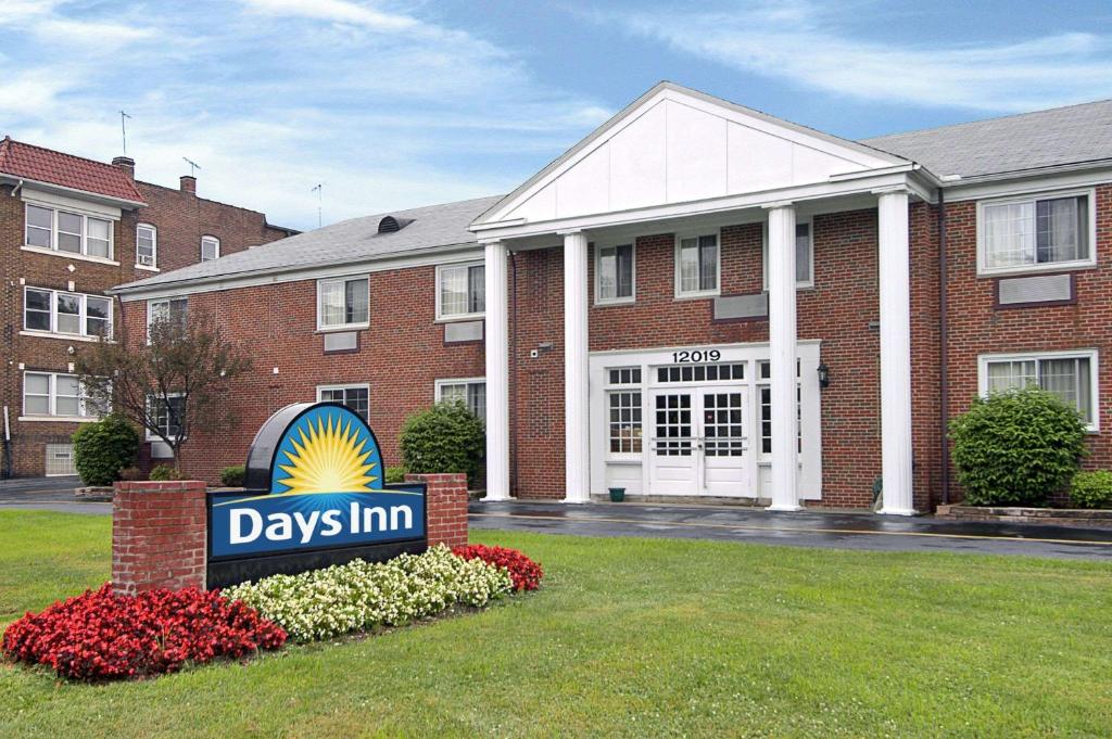 Days Inn by Wyndham Cleveland Lakewood - Best Hotels with Free Breakfast in Cleveland, OH