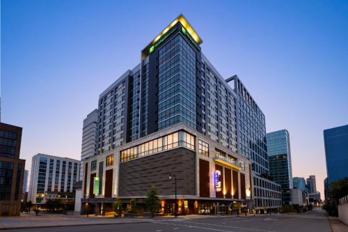 Holiday Inn & Suites Nashville Downtown Broadway - Best Hotels with Free Breakfast in Nashville, TN