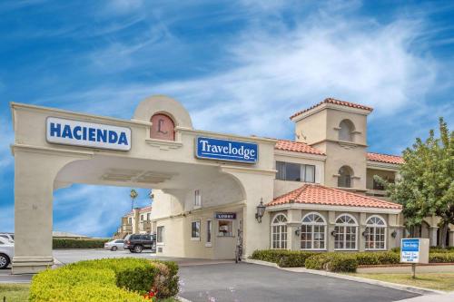 Travelodge by Wyndham Costa Mesa Newport Beach Hacienda - Best Parking Hotels in Costa Mesa, CA