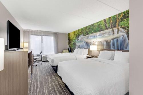 hotels with suites in Erie