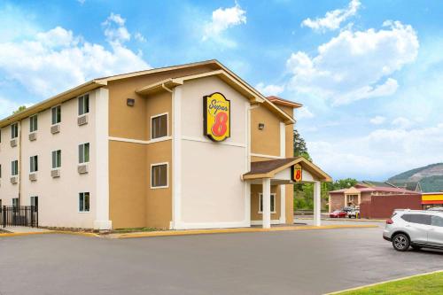 Super 8 by Wyndham Chattanooga Lookout Mountain TN - Best Pool Hotels in Chattanooga, TN