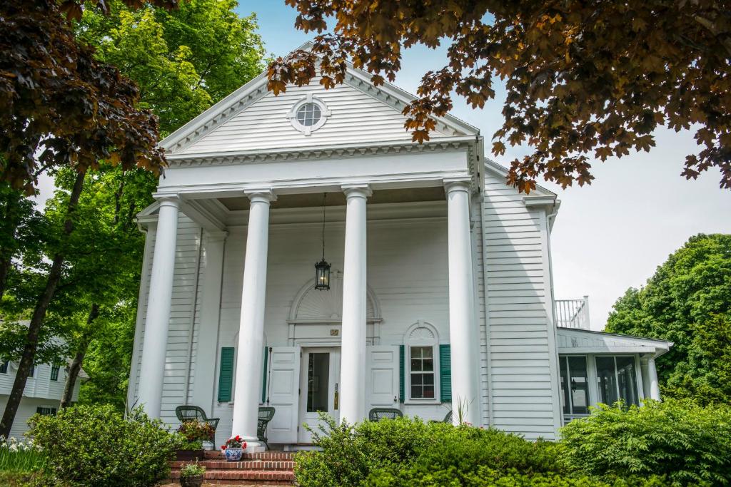 Anne's White Columns Inn - Best Hotels in Bar Harbor, ME