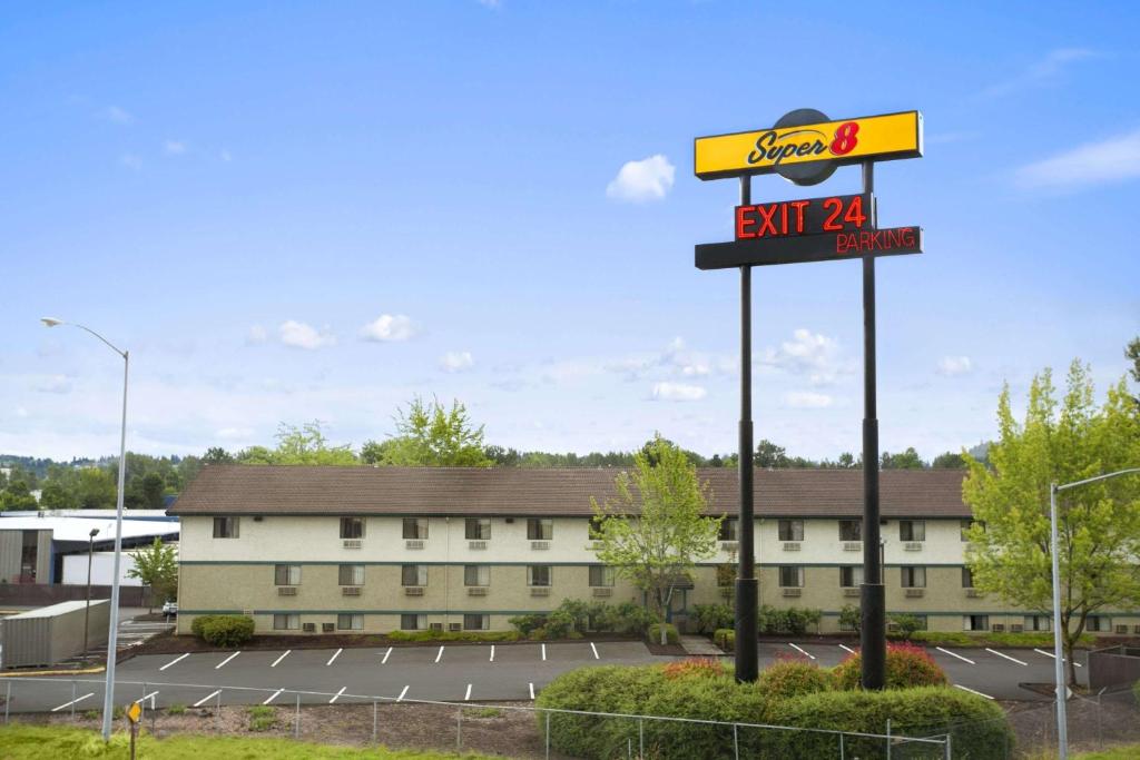 Super 8 by Wyndham Portland Airport - Best Hotels with Airport Shuttle Service in Portland, OR