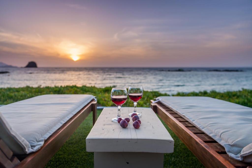 Niki Savvas - Best Hotels in the Cyclades