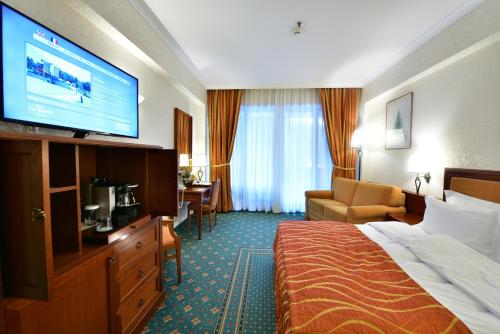Lux Garden Hotel - Best Parking Hotels in Romania