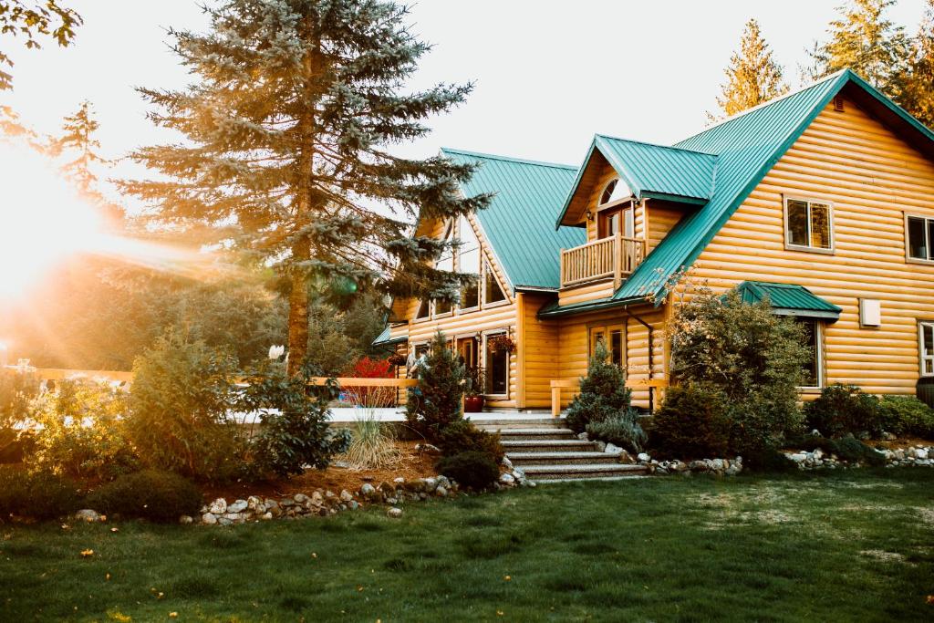 Cowichan River Lodge - Best Hotels in Fernie