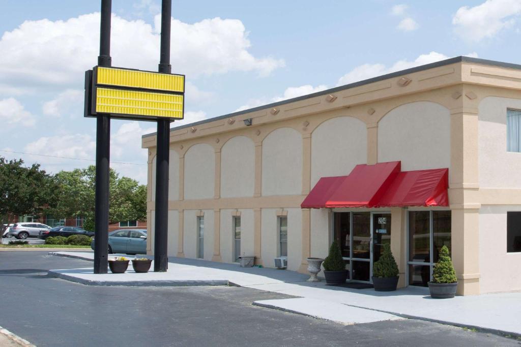 Super 8 by Wyndham Greensboro - Best Hotels with Free Breakfast in Greensboro, NC