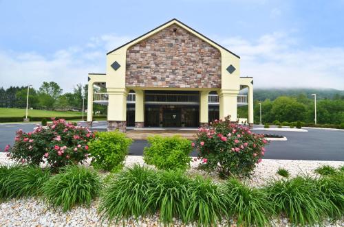 Best Western Cades Cove Inn - Best Hotels with Free Breakfast in Great Smoky Mountains National Park, TN