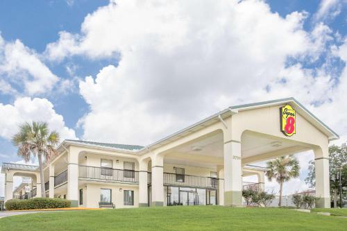 Super 8 by Wyndham Mobile - Best Hotels with Free Breakfast in Mobile, AL