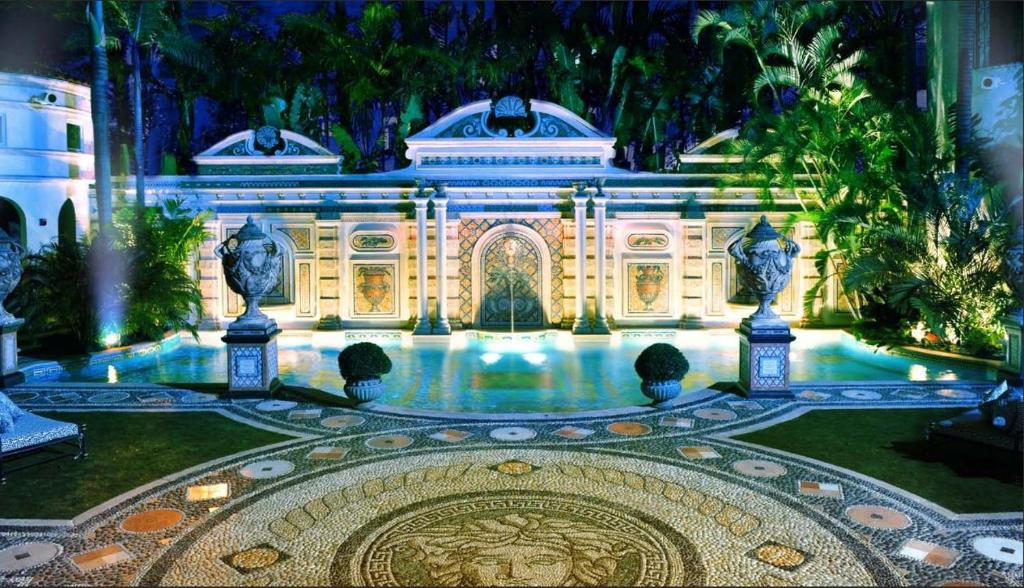 The Villa Casa Casuarina - Hotels with Pools in Miami