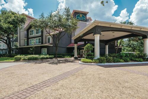 La Quinta Inn & Suites by Wyndham Houston Bush IAH South - Best Hotels with Airport Shuttle Service in Houston, TX
