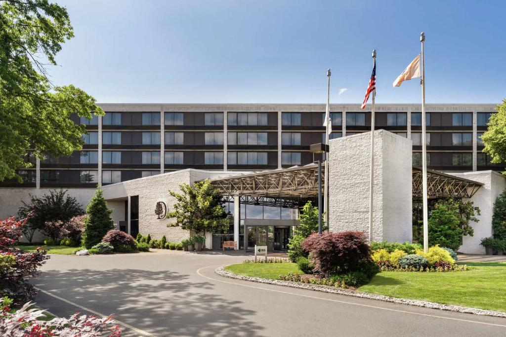 DoubleTree by Hilton Hotel & Executive Meeting Center Somerset - Best Pool Hotels in New Jersey