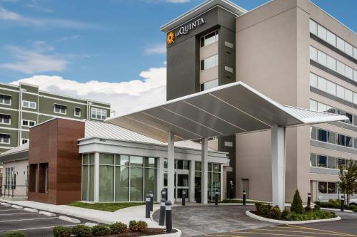 La Quinta by Wyndham Virginia Beach - Best Hotels with Free Breakfast in Virginia Beach, VA