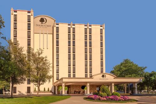 DoubleTree by Hilton Philadelphia Airport - Best Hotels with Airport Shuttle Service in Philadelphia, PA