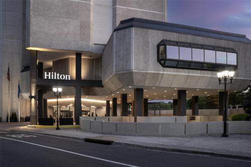 Hilton Arlington National Landing - Best Hotels with Airport Shuttle Service in Arlington, VA